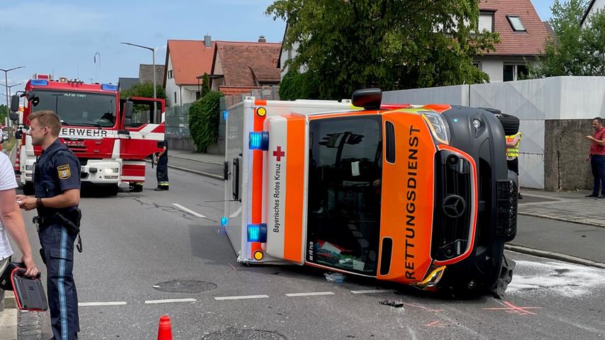 Stau in Nürnberg: Rettungswagen kollidiert in Nürnberg mit Auto und kippt um