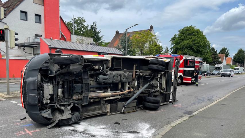 Stau in Nürnberg: Rettungswagen kollidiert in Nürnberg mit Auto und kippt um