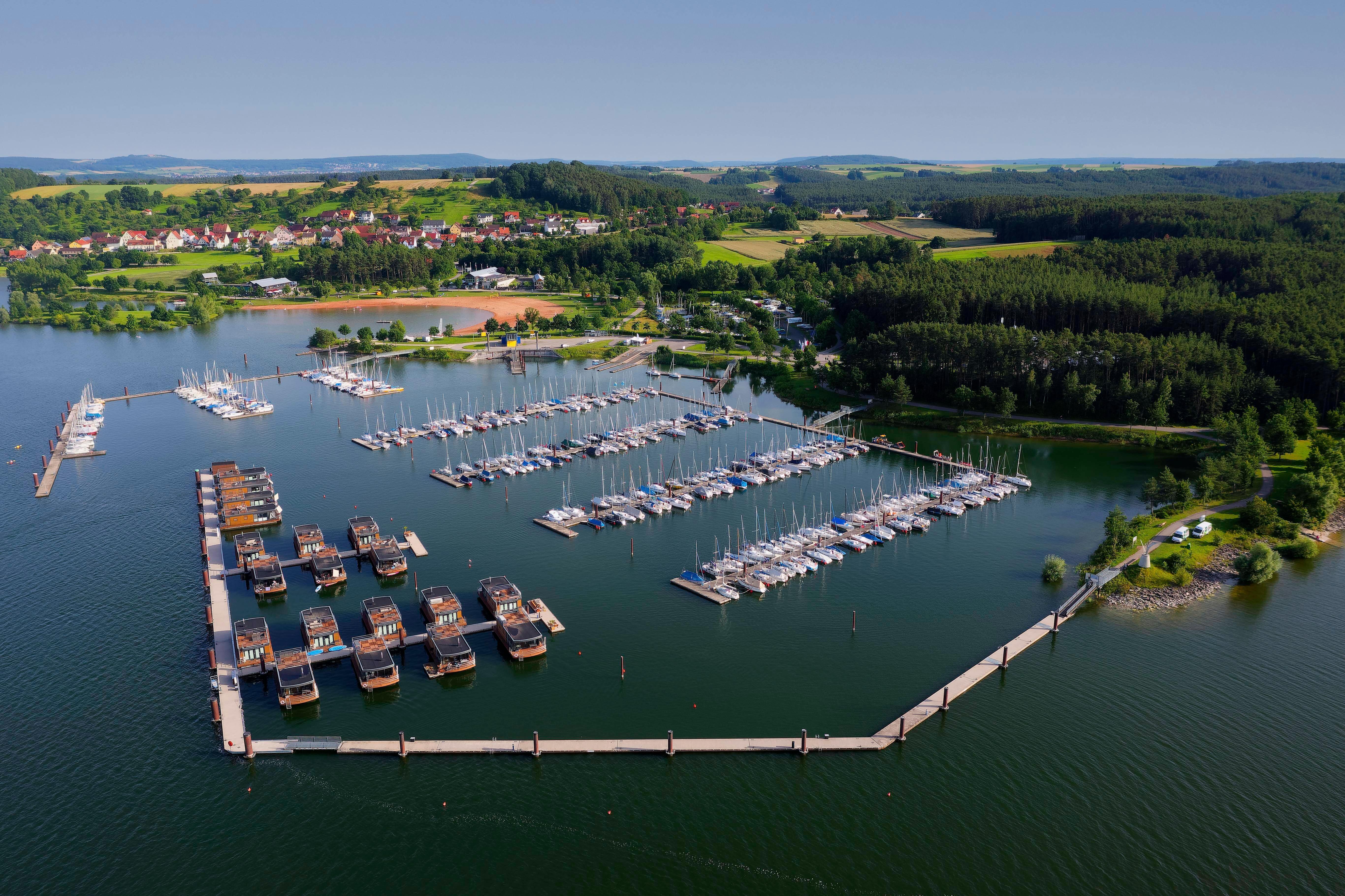 Hier können Gäste in ihrer Unterkunft direkt über dem Wasser entspannen. Mit jeweils 67 Quadratmetern ermöglichen die Wasservillen einen komfortablen Urlaub umgeben vom Brombachsee. Dafür hat jede Villa eine Wasserterrasse sowie eine Panoramadachterrasse.