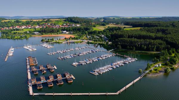 Hier können Gäste in ihrer Unterkunft direkt über dem Wasser entspannen. Mit jeweils 67 Quadratmetern ermöglichen die Wasservillen einen komfortablen Urlaub umgeben vom Brombachsee. Dafür hat jede Villa eine Wasserterrasse sowie eine Panoramadachterrasse.