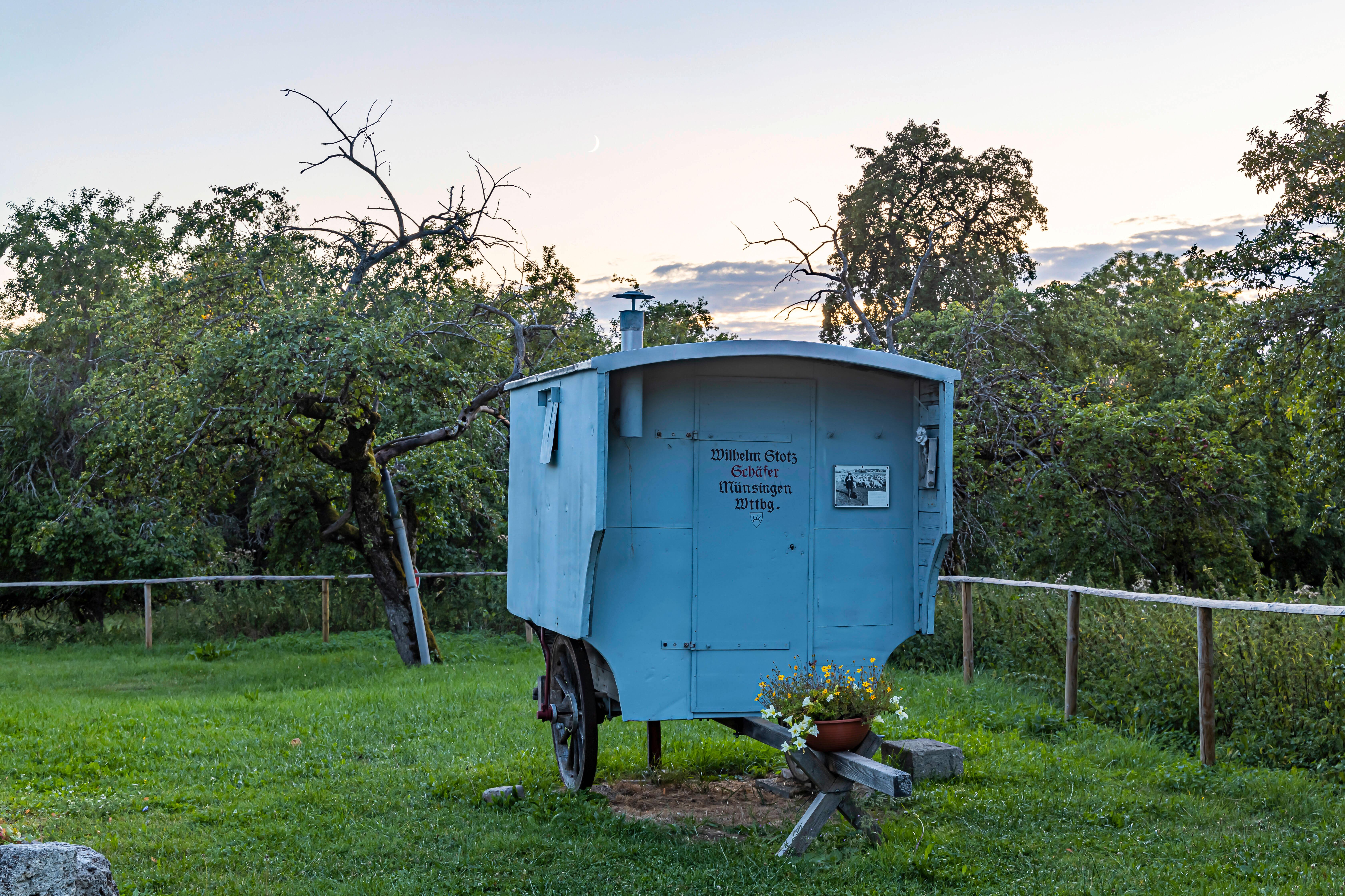 Das Schäferwagenhotel in Sulzfeld sowie der Naturpark im Altmühltal bieten ihren Gästen an, in Schäferwagen zu übernachten (Symbolbild). "Übernachten wie die Schäfer früher", ist hier das Motto - umgeben von Natur bieten die Wagen meist Platz für zwei Personen, größere Modelle auch für vier.