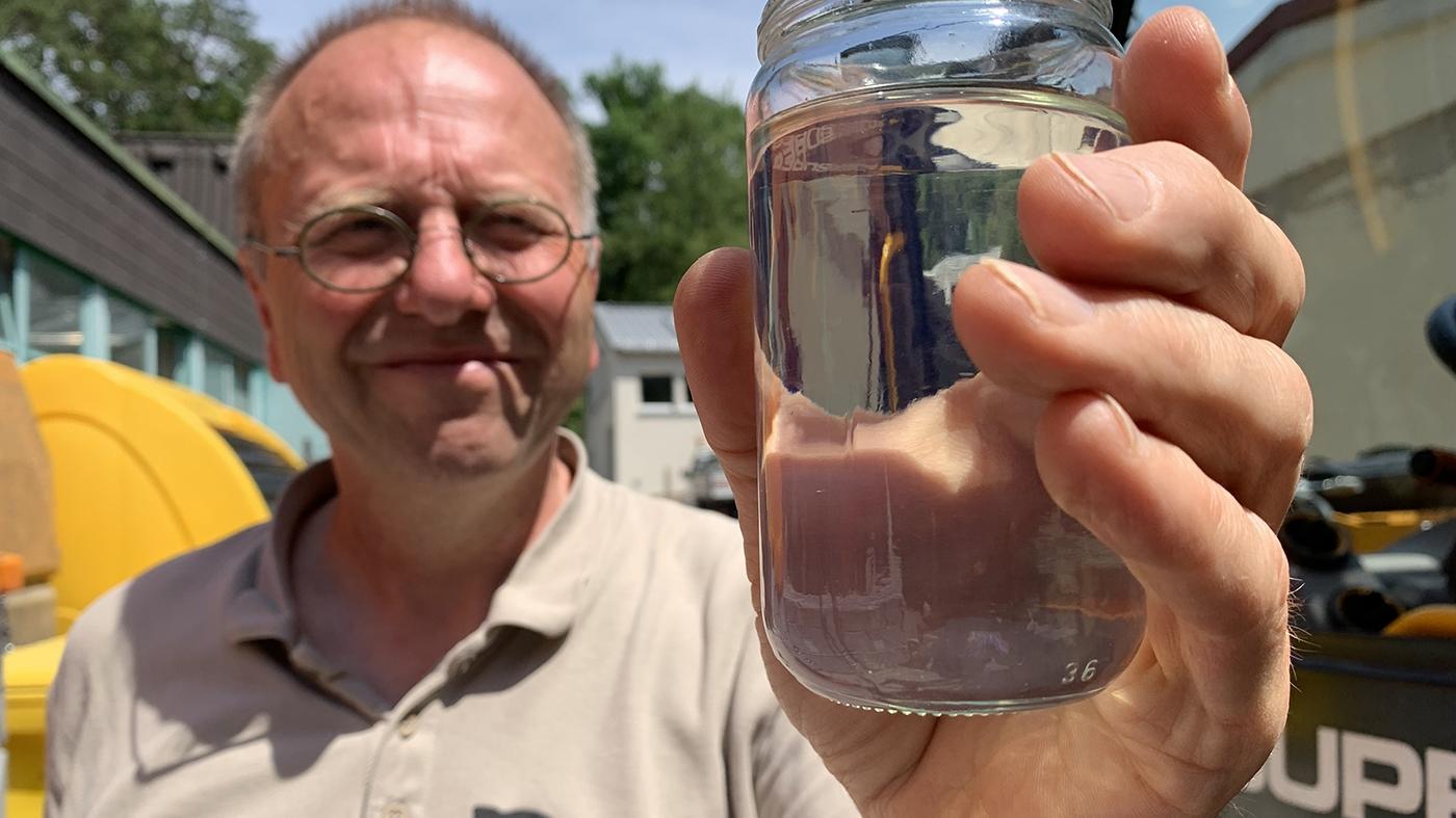 Der Futtermeister und Fuhrparkverantwortliche des Tiergartens der Stadt Nürnberg zeigt HVO-Diesel in einem Glas: Der alternative Kraftstoff ist beinahe transparent. Der Tiergarten testet den Kraftstoff und ist dabei in engem Austausch mit dem Service Betrieb Öffentlicher Raum (Sör), der über viele Fahrzeuge verfügt, die denen des Tiergartens gleichen. Der Futtermeister und Fuhrparkverantwortliche des Tiergartens der Stadt Nürnberg zeigt HVO-Diesel in einem Glas: Der alternative Kraftstoff ist beinahe transparent. Der Tiergarten testet den Kraftstoff und ist dabei in engem Austausch mit dem Service Betrieb Öffentlicher Raum (Sör), der über viele Fahrzeuge verfügt, die denen des Tiergartens gleichen.