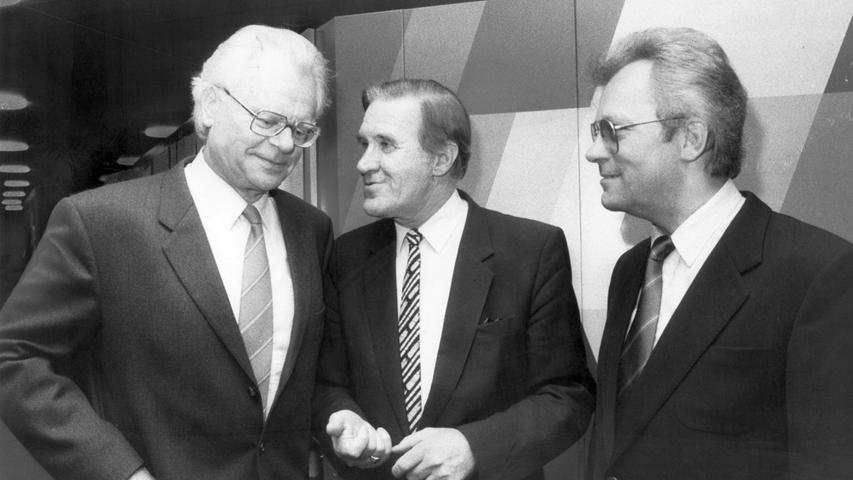 Der Direktor des Bildungszentrum Paul Dreykorn (Mitte, hier mit Hermann Glaser und seinem Nachfolger Dr. Jörg Wollenberg) wurde 1985 mit Lobeshymnen in den Ruhestand verabschiedet.