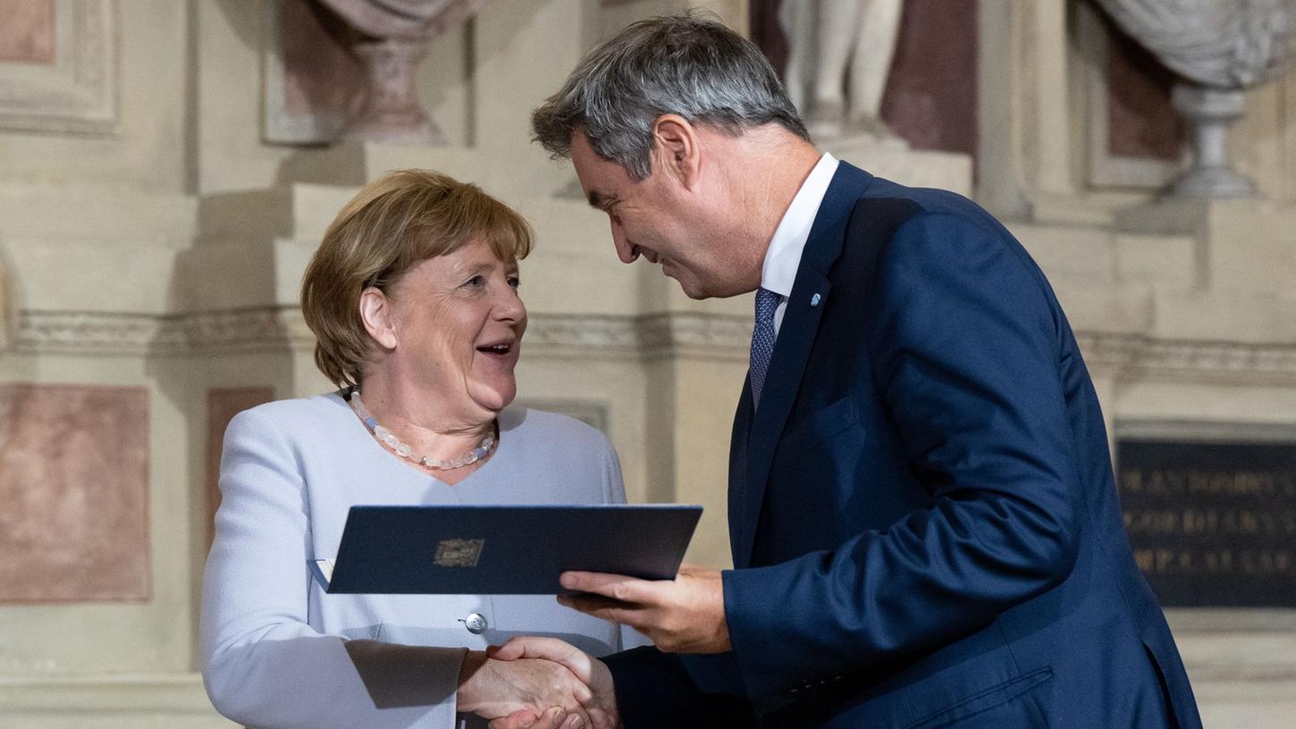 16 Jahre lang regierte Angela Merkel als erste Kanzlerin. Den Verdienstorden überreichte ihr Markus Söder.