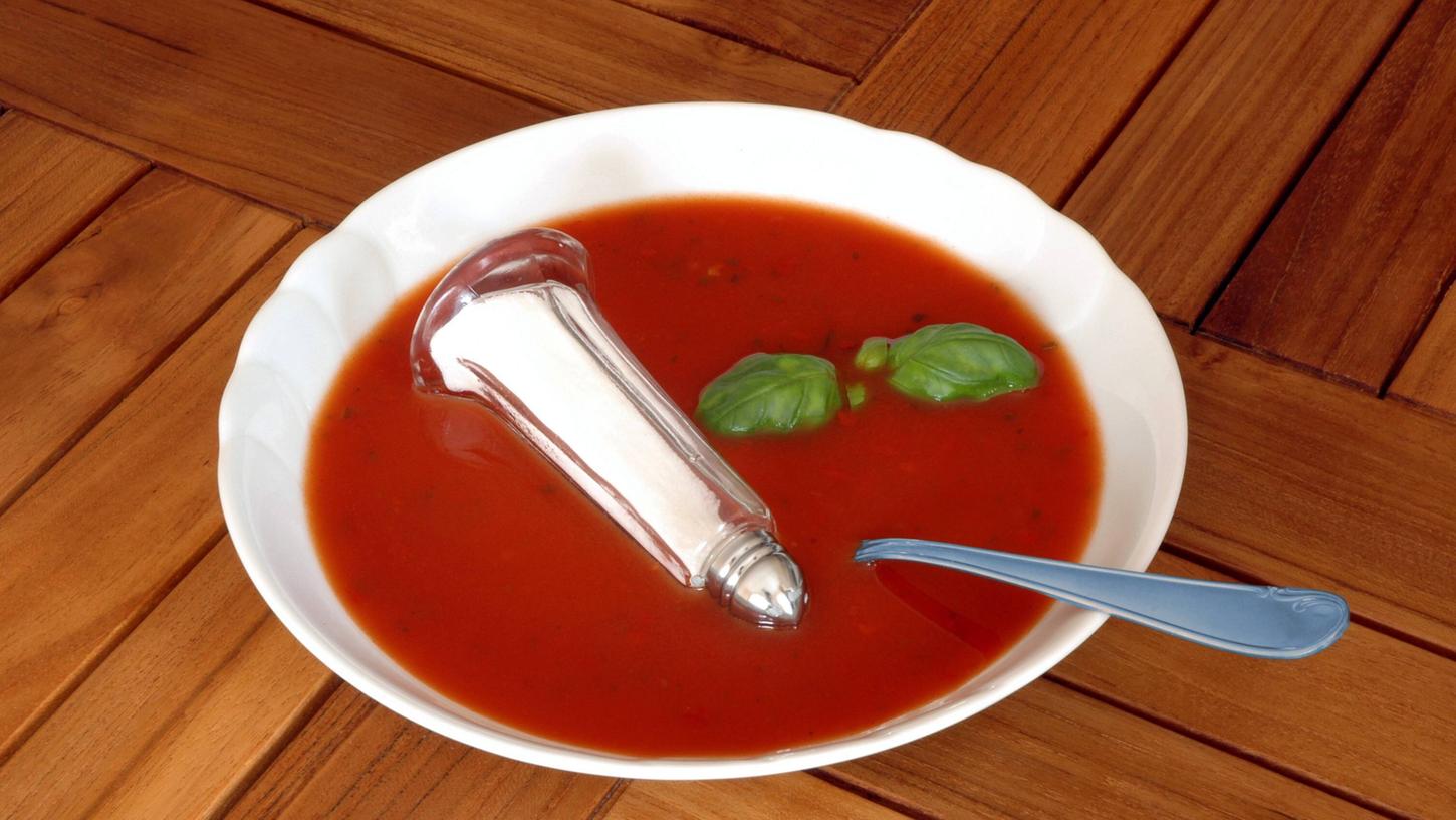 Zu viel Salz im Essen - während man den Salzstreuer noch aus der Suppe holen kann, tut man sich bei wirklich versalzenen Speisen merklich schwerer.