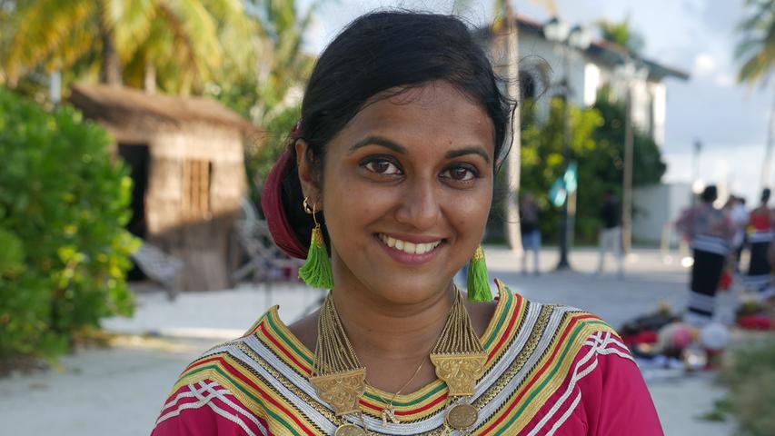 Fathimath Naduha Abdul Muhsin trägt das traditionelle Kleid auf den Malediven, das sogenannte Dhivehi Libaas. Als sie zur Hochzeit ihrer Cousine ein Dhivehi Libaas nähen wollte, stellte sie fest, dass sie kaum etwas über die alte Handwerkskunst wusste.