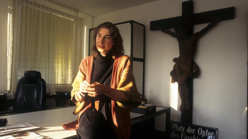 Mit mächtigem Kruzifix im Büro: die umstrittene Kulturreferentin Karla Fohrbeck.