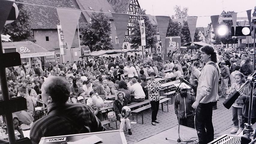Altstadtfest von 1993: Wenn das nicht Kalle Reger ist auf der Bühne - auf dem Paradeplatz. Hier geht es zu unserer Serie "Vor 30 Jahren".