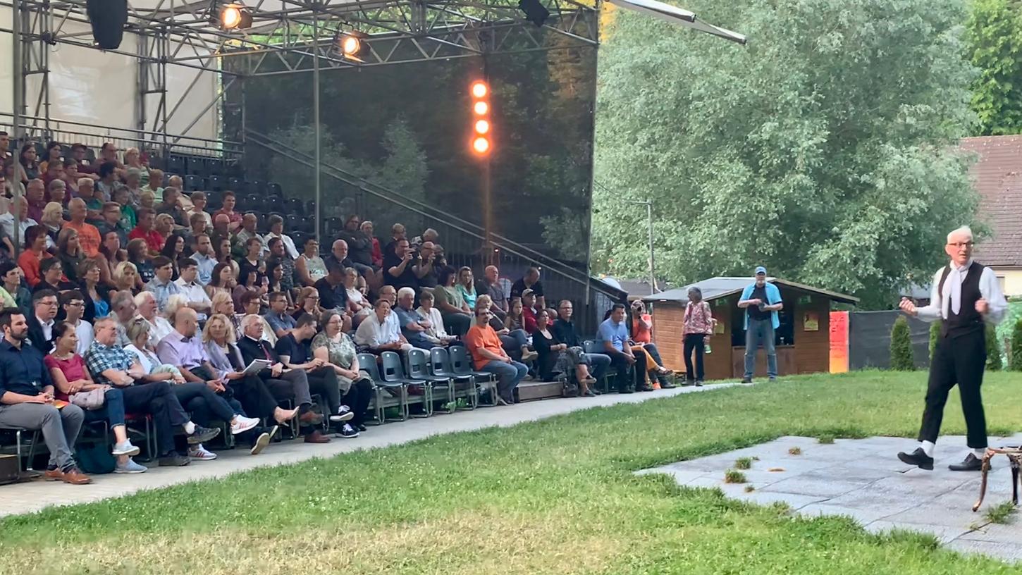 Daniel Leistner (rechts) zu Beginn der Aufführung. Daniel Leistner (rechts) zu Beginn der Aufführung.