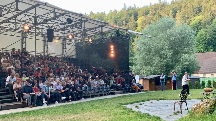 Etwa Dreiviertel der Tribüne war zur Faust-Premiere in Pottenstein gefüllt. Etwa Dreiviertel der Tribüne war zur Faust-Premiere in Pottenstein gefüllt.