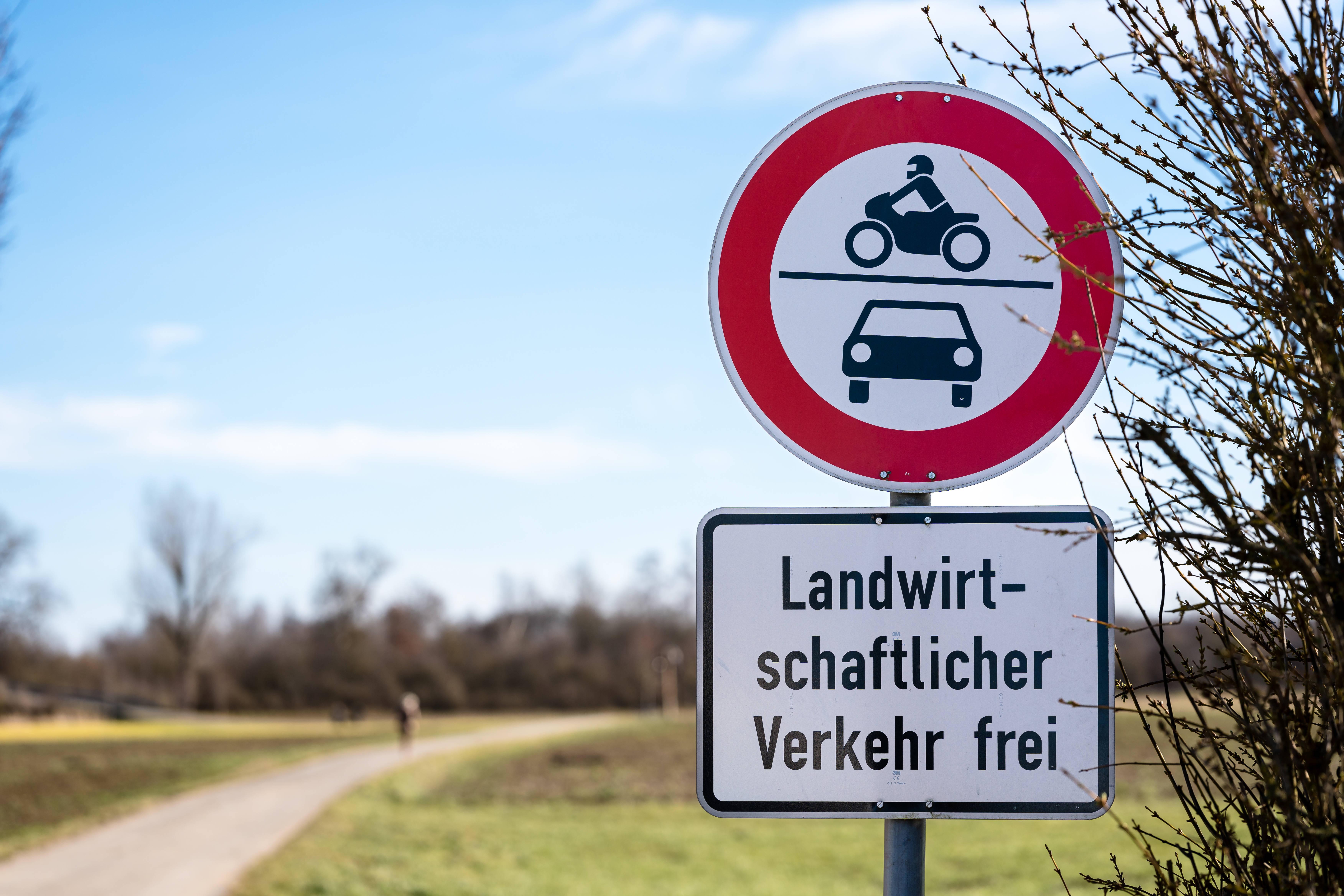 Mann malt Zebrastreifen auf fränkische Fahrbahn und legt Feuer