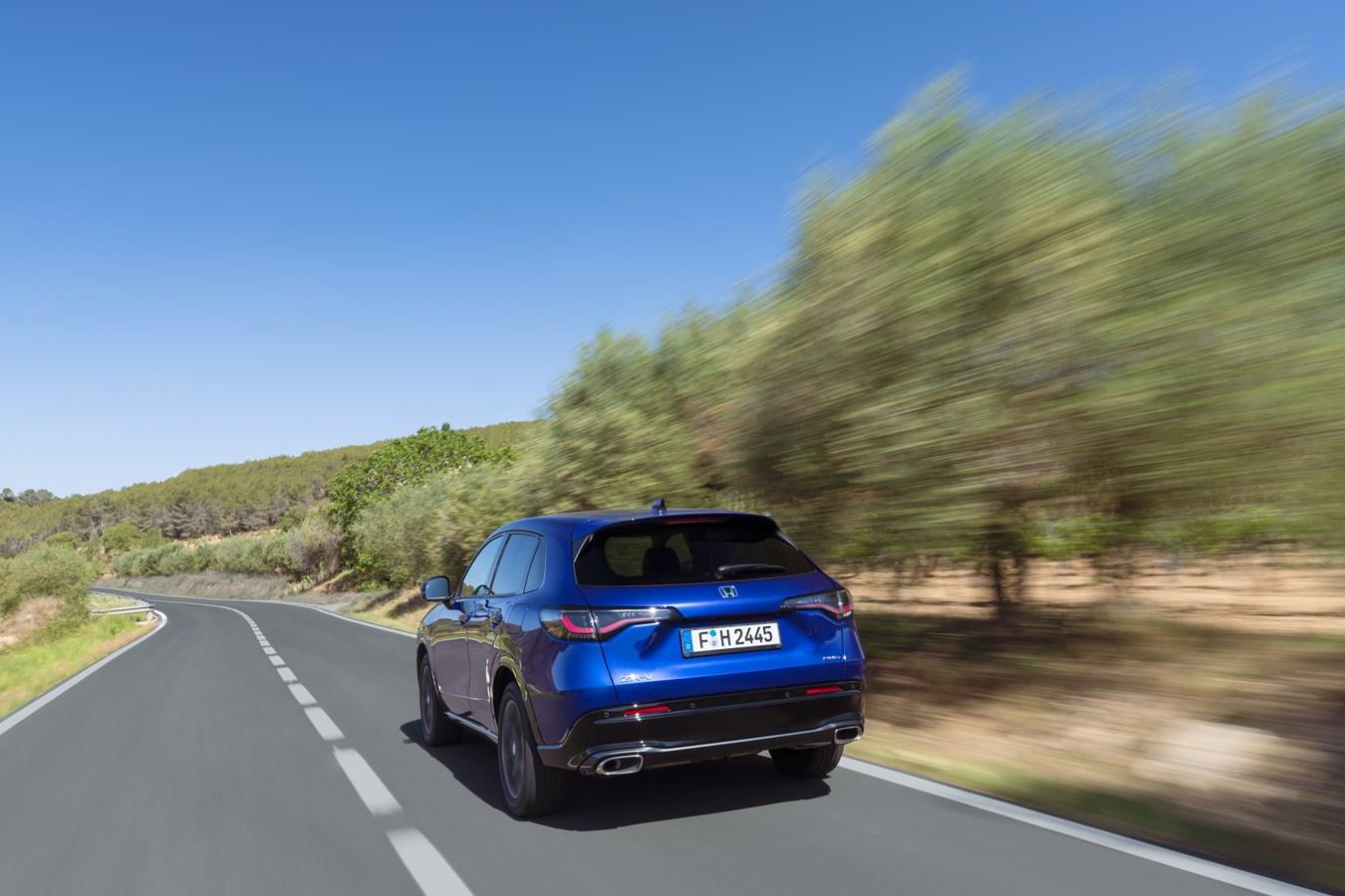 Das "e:HEV"-System besteht aus einer kleinen Lithium-Ionen-Batterie, einem 105 kW/143 PS starken Zweiliter-Vierzylinder-Benziner, der nach dem sogenannten Atkinson-Prinzip arbeitet sowie aus zwei Elektromotoren, die 135 kW/184 PS bereitstellen und damit auch die Systemleistung definieren.