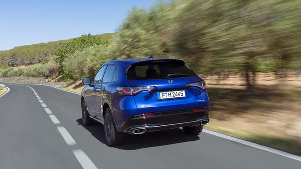 Das "e:HEV"-System besteht aus einer kleinen Lithium-Ionen-Batterie, einem 105 kW/143 PS starken Zweiliter-Vierzylinder-Benziner, der nach dem sogenannten Atkinson-Prinzip arbeitet sowie aus zwei Elektromotoren, die 135 kW/184 PS bereitstellen und damit auch die Systemleistung definieren.