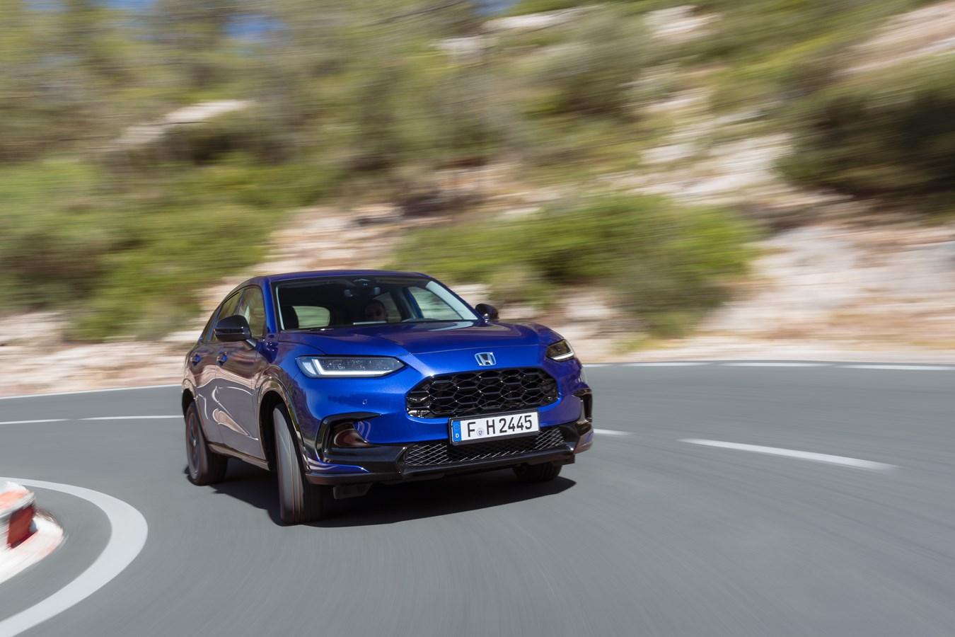 Die Technik wechselt situations- und bedarfsgerecht zwischen Elektro-, Hybrid- und Motorantrieb.