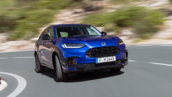 Die Technik wechselt situations- und bedarfsgerecht zwischen Elektro-, Hybrid- und Motorantrieb.