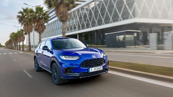 In der Stadt fährt der Honda ZR-V im E-Betrieb an und stromert auch überwiegend elektrisch dahin.