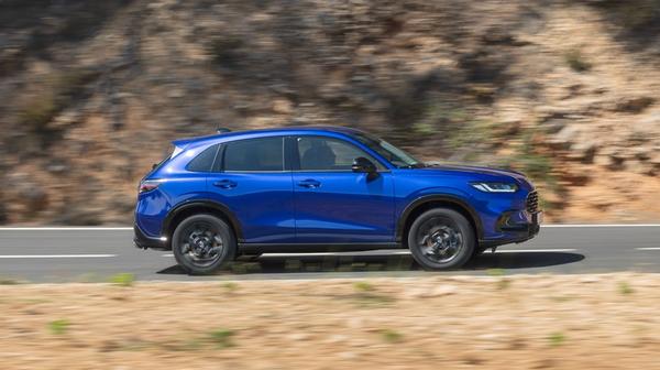 Erst bei höherer Leistungsabforderung - bei starken Beschleunigungsvorgängen etwa - erfolgt der Wechsel in den Hybridantrieb.