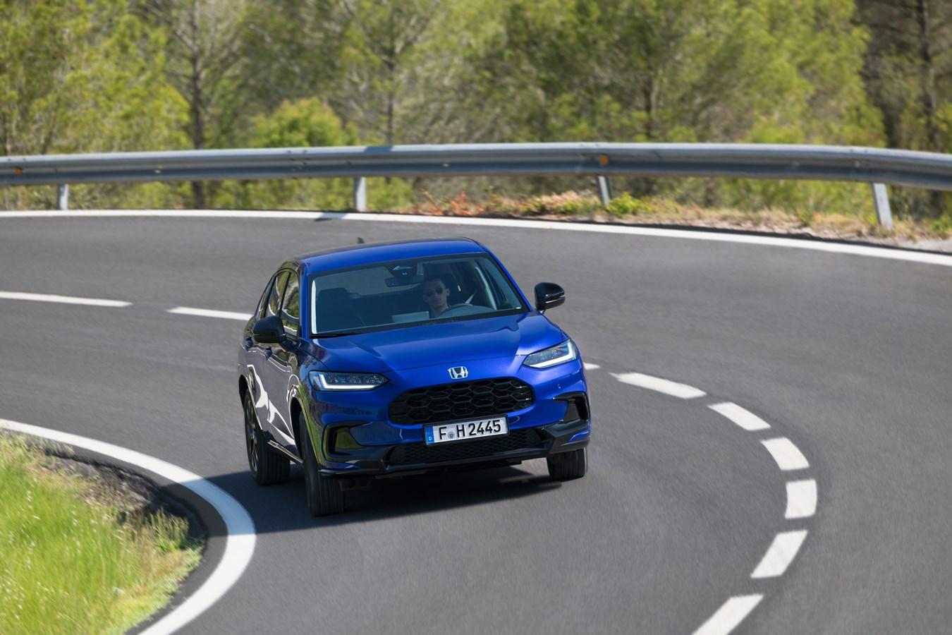 Das Besondere dabei: Die Vorderräder werden nach wie vor vom Elektromotor angetrieben, dem Benziner kommt nur die Aufgabe zu, den benötigten Fahrstrom zu erzeugen.