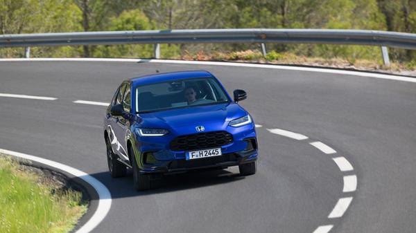 Das Besondere dabei: Die Vorderräder werden nach wie vor vom Elektromotor angetrieben, dem Benziner kommt nur die Aufgabe zu, den benötigten Fahrstrom zu erzeugen.