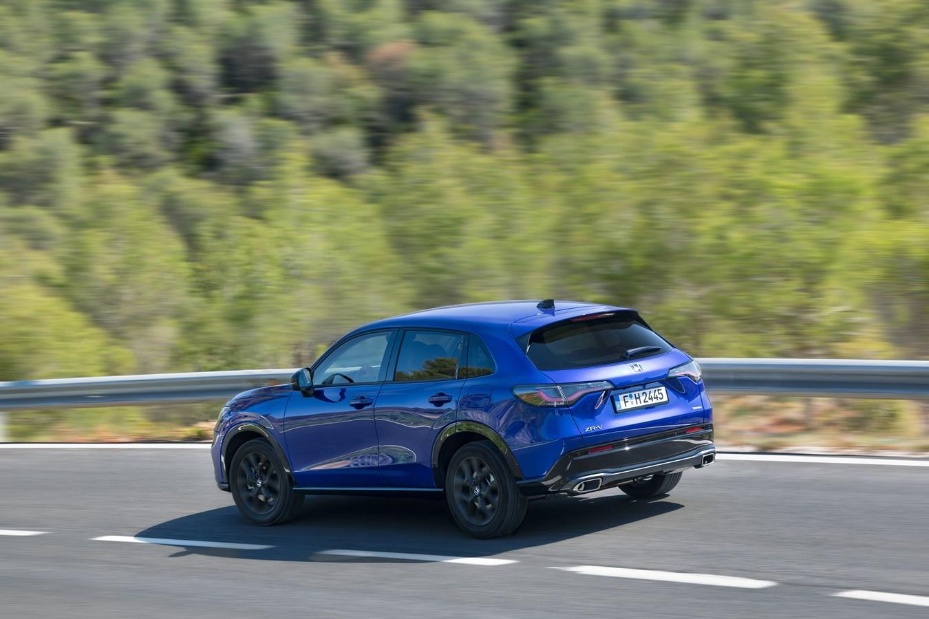 Bei konstant hohem Tempo wiederum schaltet das System auf den sogenannten Motor-, sprich Verbrennerantrieb, um, die E-Maschine leistet im Bedarfsfall Unterstützung.