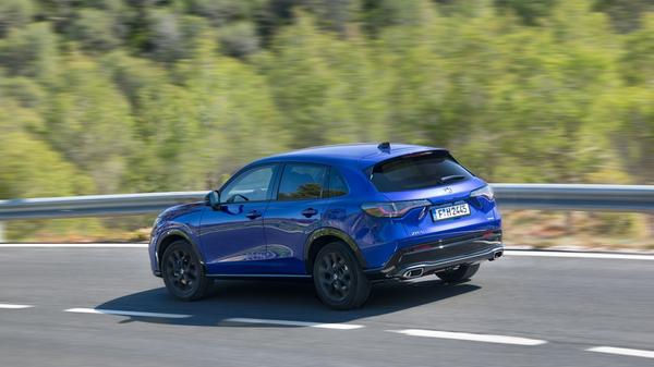 Bei konstant hohem Tempo wiederum schaltet das System auf den sogenannten Motor-, sprich Verbrennerantrieb, um, die E-Maschine leistet im Bedarfsfall Unterstützung.