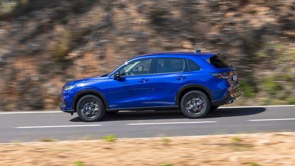 Geht es in Richtung Höchstgeschwindigkeit, ist also besonders viel Leistung gefragt, wechselt das System wieder zurück in den Hybridmodus, um die volle Leistung des Elektromotors ausschöpfen zu können.