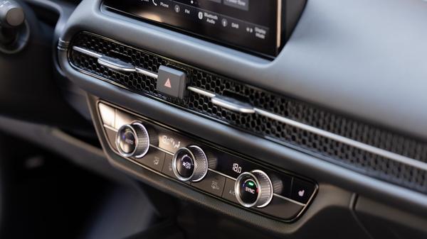 Es gibt auch noch haptische Bedienelemente.