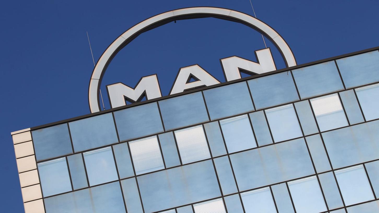 Das MAN-Logo ist am Dach eines Gebäudes zu sehen: Am Standort Nürnberg sollen bald Hochleistungsbatterien für elektrisch betriebene Busse und Lastwagen gebaut werden.