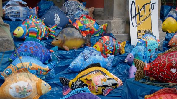 Der Kult um den Karpfen treibt mitunter reichlich skurrile Blüten. Als Kunstobjekt leistet der Fisch offenbar ebenfalls gute Dienste.