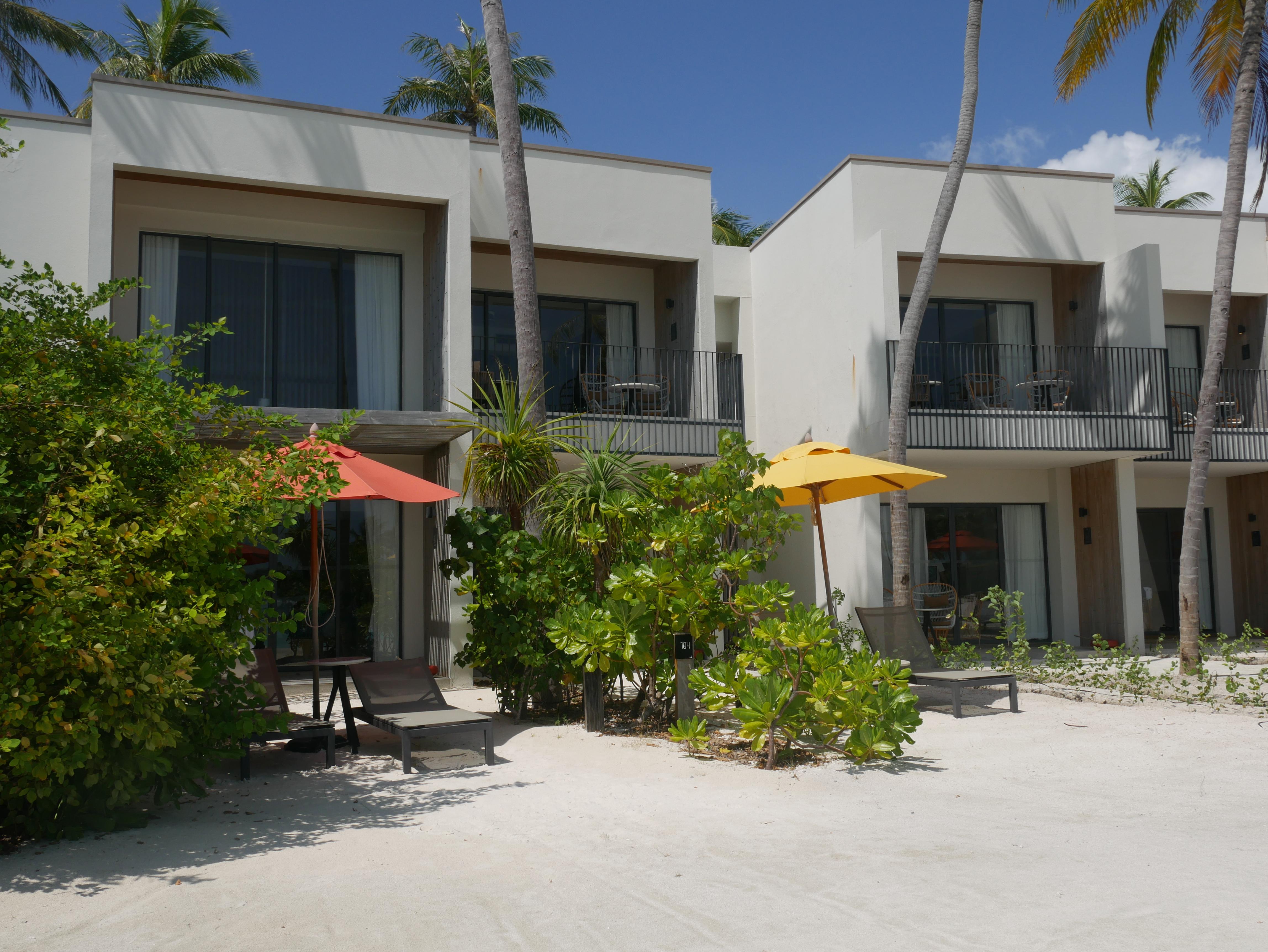 Es gibt aber auch Übernachtungsmöglichkeiten für jene, die lieber festen Boden unter den Füßen haben wollen. Im Hotel „Hard Rock“ kann man zwischen beiden Optionen wählen.