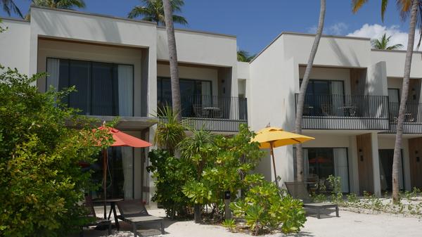 Es gibt aber auch Übernachtungsmöglichkeiten für jene, die lieber festen Boden unter den Füßen haben wollen. Im Hotel „Hard Rock“ kann man zwischen beiden Optionen wählen.