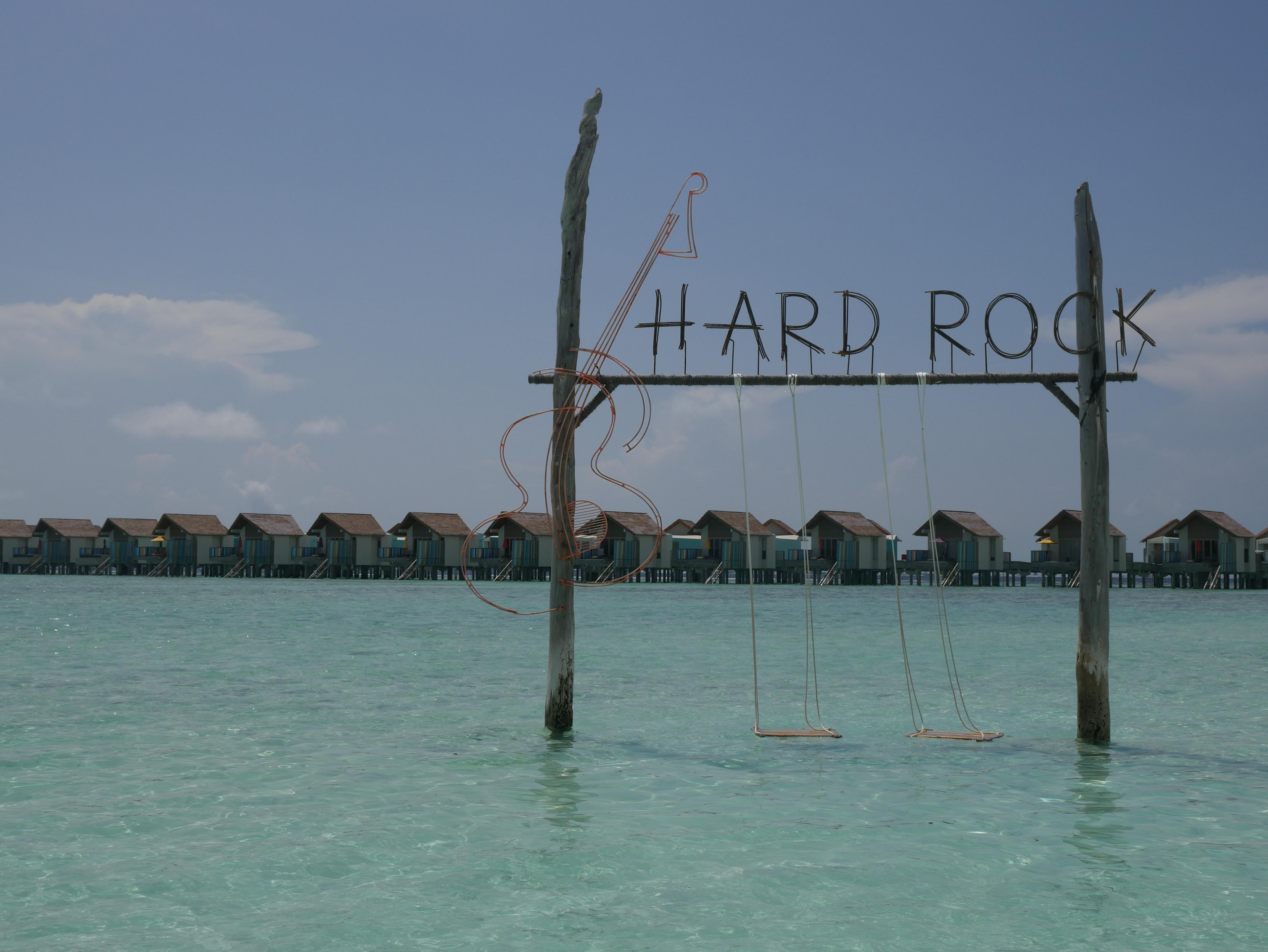 Die Malediven im Indischen Ozean bieten weiße Strände, azurblaues Wasser und besondere Übernachtungsmöglichkeiten. In Villen kann man über dem Meer schlafen. Einige Villen ermöglichen sogar den Blick auf die Wellen durch ein Loch im Schlafzimmerboden - quasi Auge in Auge mit den Fischen.