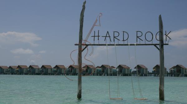 Die Malediven im Indischen Ozean bieten weiße Strände, azurblaues Wasser und besondere Übernachtungsmöglichkeiten. In Villen kann man über dem Meer schlafen. Einige Villen ermöglichen sogar den Blick auf die Wellen durch ein Loch im Schlafzimmerboden - quasi Auge in Auge mit den Fischen.
