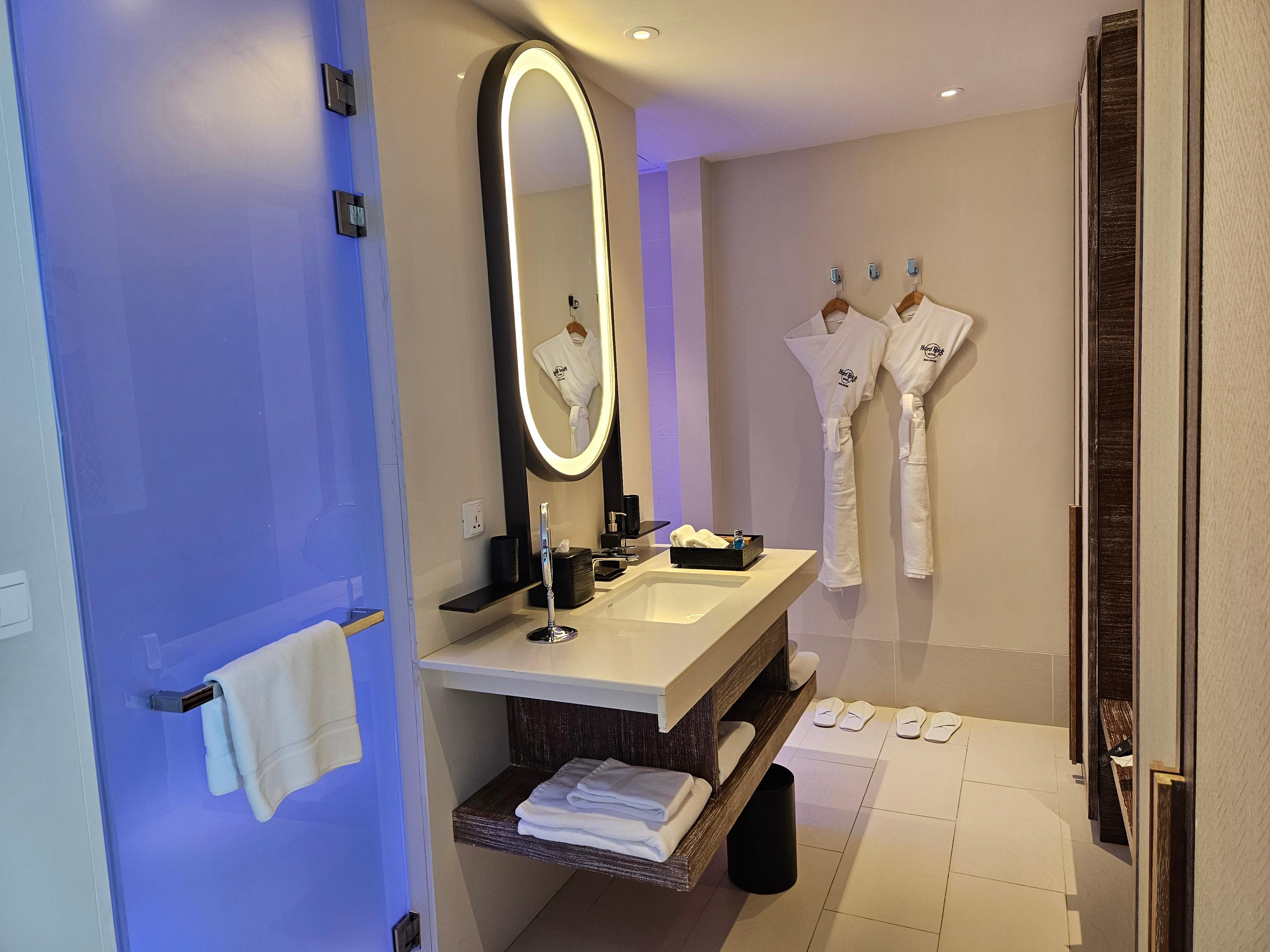 Zahlreiche Hotels auf den Malediven bedienen das Luxussegment - und kümmern sich auch um außergewöhnliche Wünsche der Gäste. Sie wollen in ihrer Villa Klavier spielen? Kein Problem, wir besorgen ihnen ein Klavier.