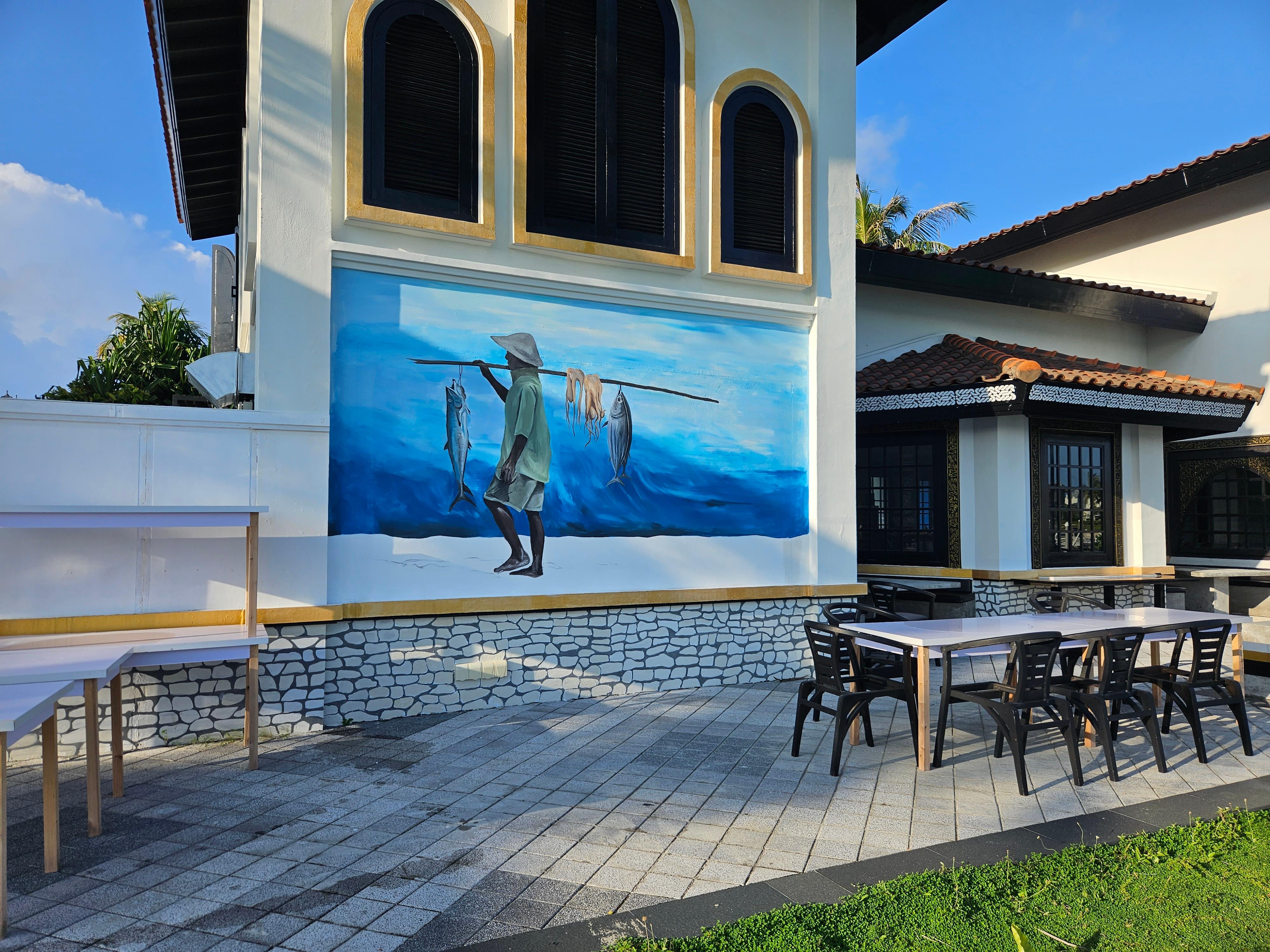 Der Fischfang hat auf den Malediven eine lange Tradition. Obwohl es modernere Fangmethoden gibt, wird dort mit einer Angel nach wie vor jeder Thunfisch einzeln gefangen. So wird Beifang vermieden. Auf Ausflügen, die Touristen buchen können, kann man den Fischern bei ihrer Arbeit über die Schultern schauen. Die Fische werden auf den Märkten verkauft.