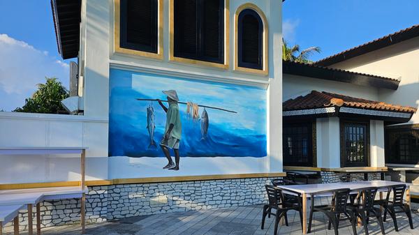 Der Fischfang hat auf den Malediven eine lange Tradition. Obwohl es modernere Fangmethoden gibt, wird dort mit einer Angel nach wie vor jeder Thunfisch einzeln gefangen. So wird Beifang vermieden. Auf Ausflügen, die Touristen buchen können, kann man den Fischern bei ihrer Arbeit über die Schultern schauen. Die Fische werden auf den Märkten verkauft.