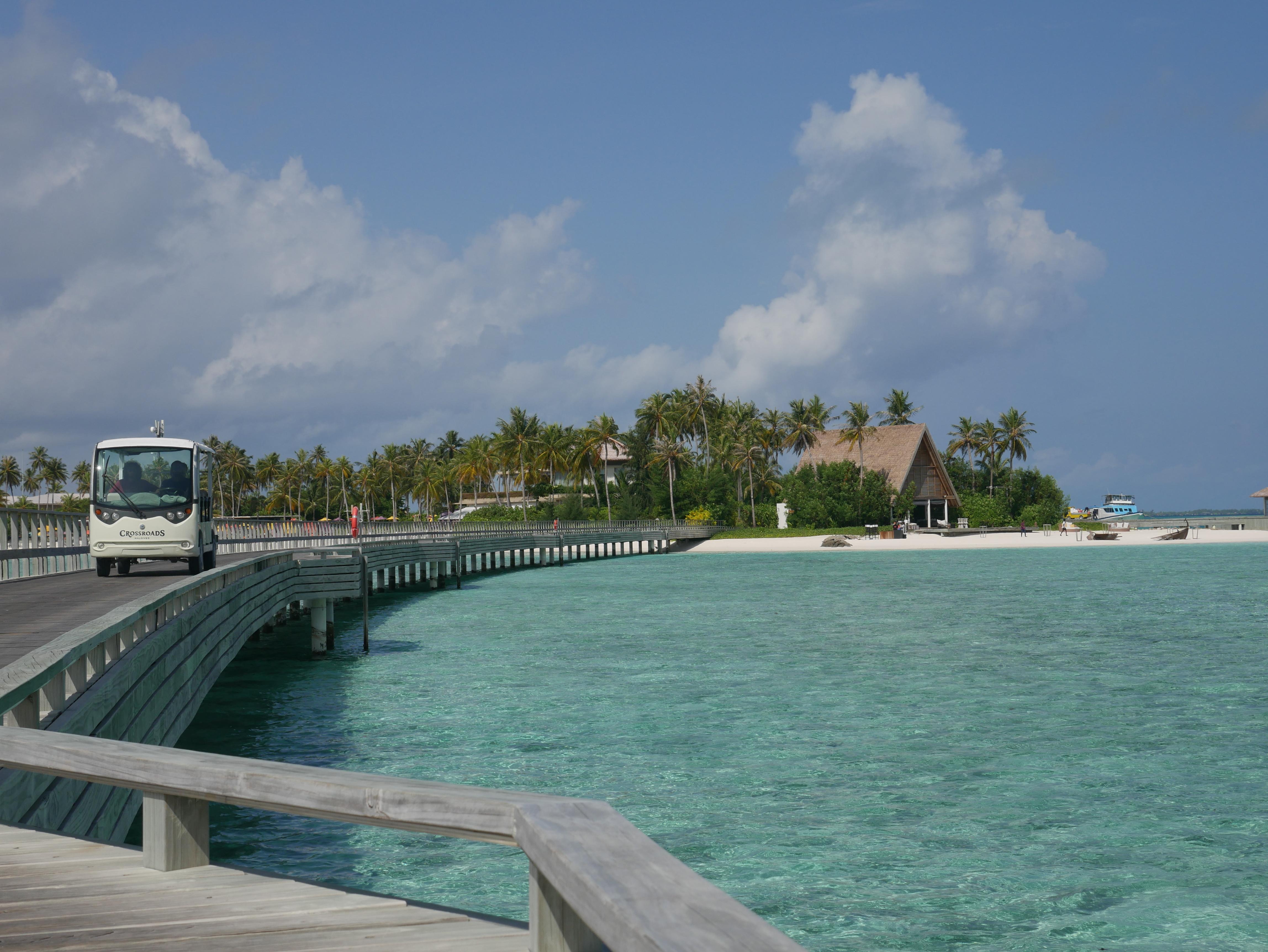 Auf den Inseln bringen kleine Elektrofahrzeuge, die viel Ähnlichkeit mit einem Golfcart aufweisen, die Touristen von A nach B.