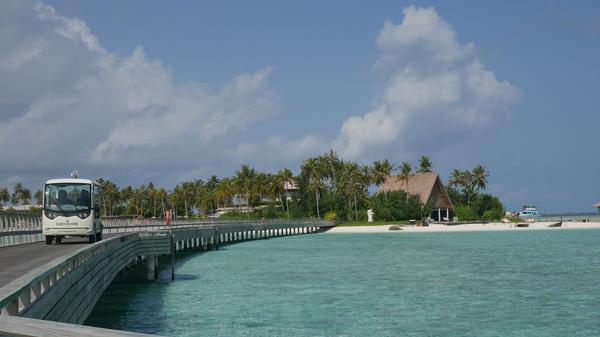 Auf den Inseln bringen kleine Elektrofahrzeuge, die viel Ähnlichkeit mit einem Golfcart aufweisen, die Touristen von A nach B.
