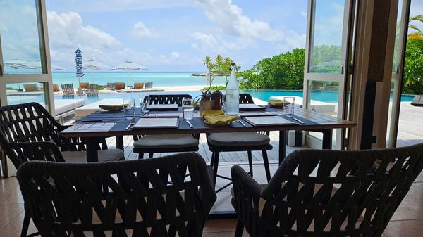 Jeder Tisch, jeder Stuhl, jeder Teller und jedes Bett sind einmal per Schiff auf die Insel gekommen. Für den Tourismus ist eine unvorstellbare Logistik notwendig. Das betrifft auch den anfallenden Müll, der abtransportiert werden muss.