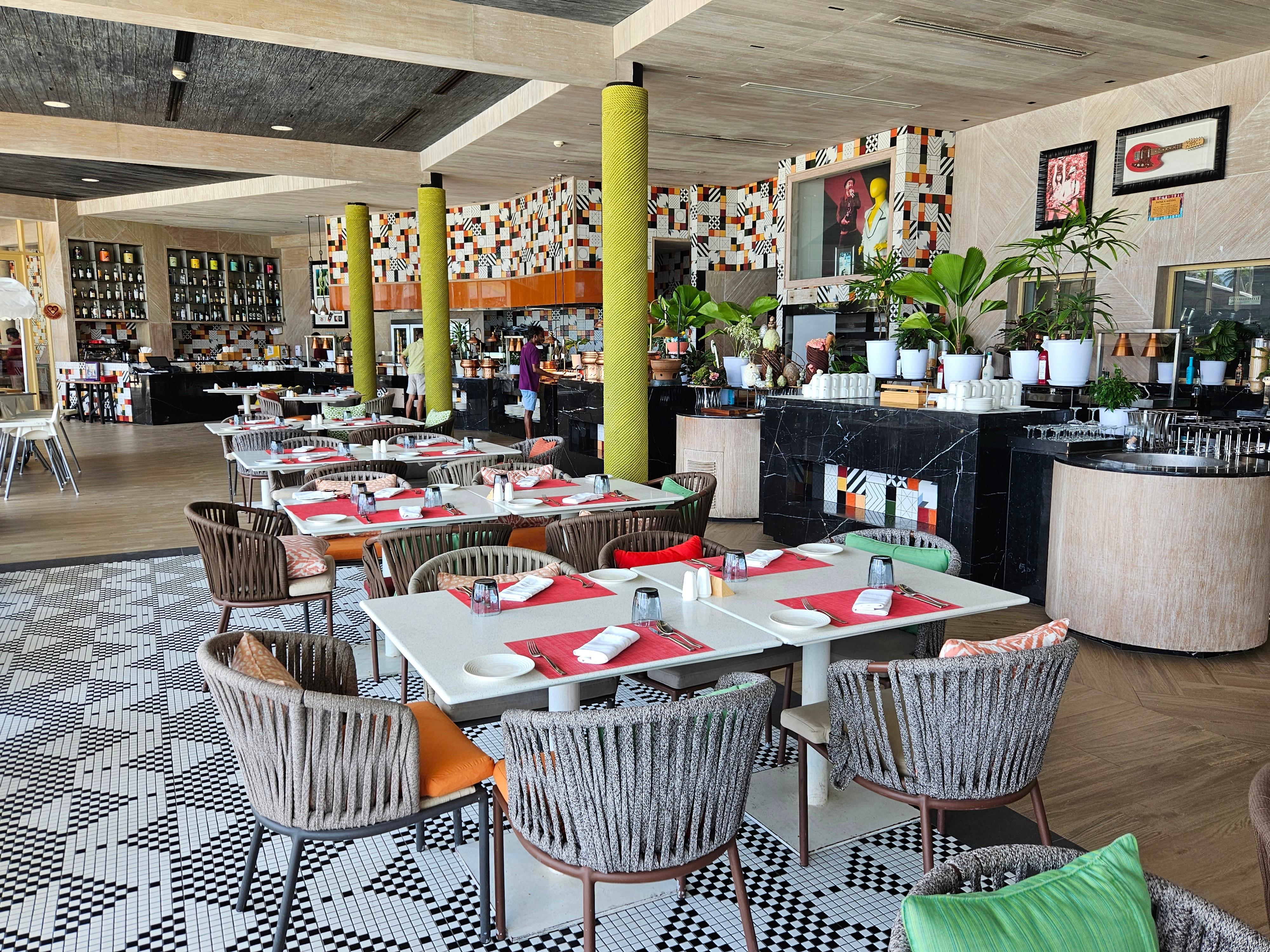 Die Hotelangestellten müssen langfristig planen: Wann geht der Wein zu Ende, wann die Butter. Dann müssen die Waren bestellt werden, die mit einem Versorgungsschiff die Insel erreichen. Die Hotels buhlen um die Mitarbeiter. Sie bieten ihnen Freizeitmöglichkeiten und eine gute Verpflegung an, in der Hoffnung diese an sich zu binden.