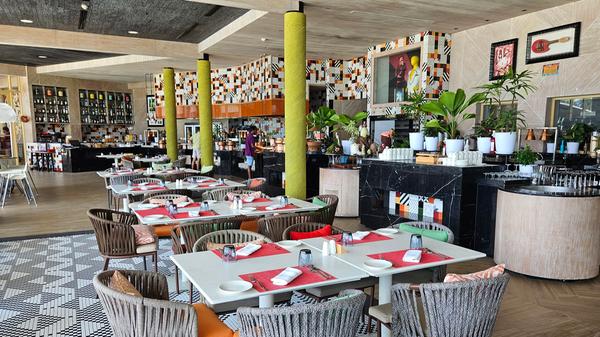 Die Hotelangestellten müssen langfristig planen: Wann geht der Wein zu Ende, wann die Butter. Dann müssen die Waren bestellt werden, die mit einem Versorgungsschiff die Insel erreichen. Die Hotels buhlen um die Mitarbeiter. Sie bieten ihnen Freizeitmöglichkeiten und eine gute Verpflegung an, in der Hoffnung diese an sich zu binden.