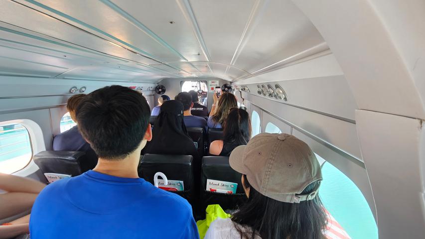 ...haben etwa 15 Personen Platz. Das Gepäck wird nicht im Bauch des Flugzeugs verstaut, sondern in der Kabine selbst – im ersten Moment ein ungewöhnlicher Anblick.