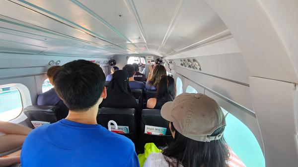 ...haben etwa 15 Personen Platz. Das Gepäck wird nicht im Bauch des Flugzeugs verstaut, sondern in der Kabine selbst – im ersten Moment ein ungewöhnlicher Anblick.