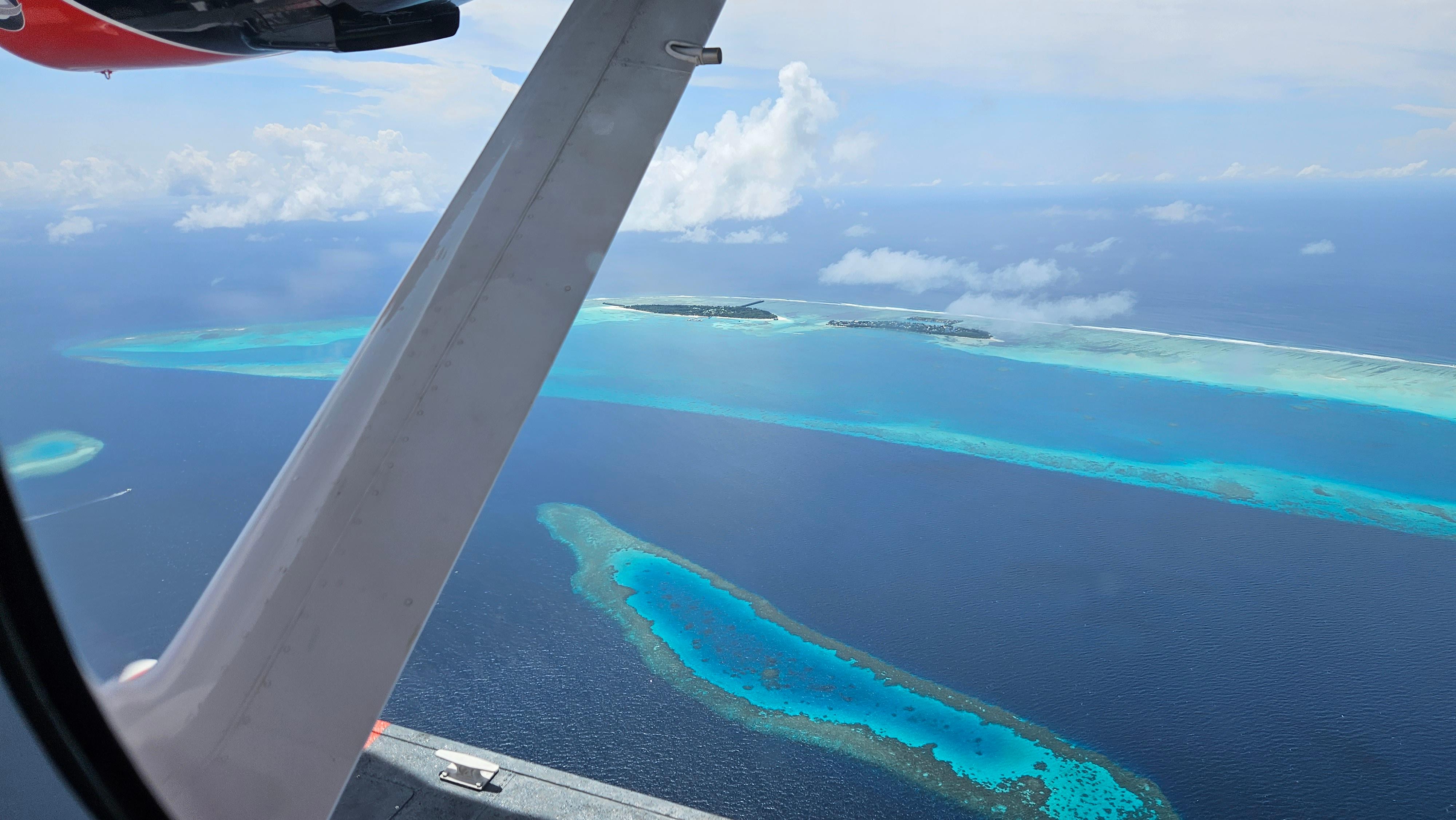 Aus den Wasserflugzeugen bietet sich ein spektakulärer Blick auf die Atolle.