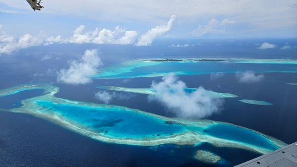 Atolle bestehen aus einem ringförmigen oder ovalen Korallenriff, das eine Lagune umschließt.