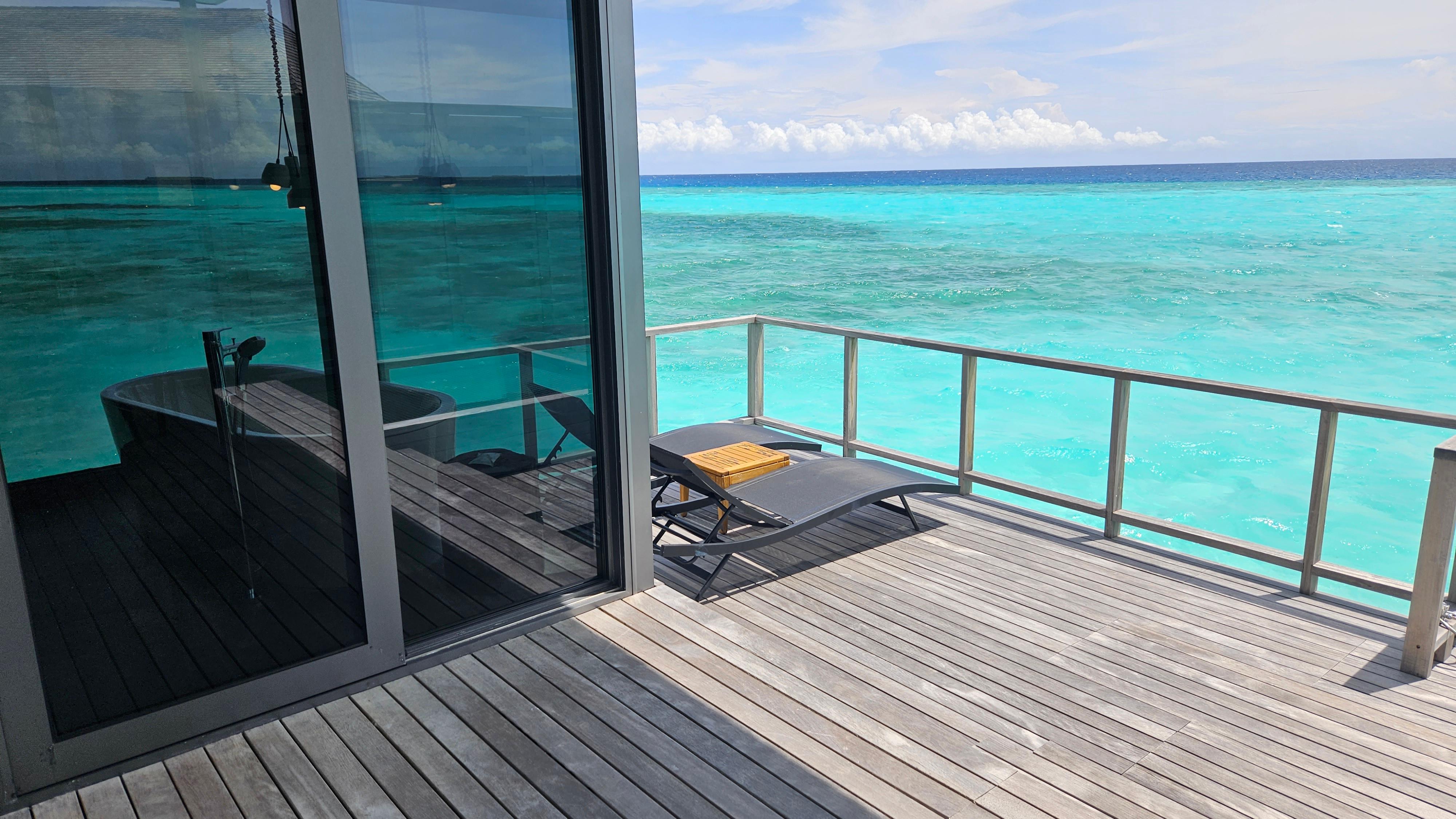 ...ins Meer. Eine Runde schwimmen vor dem Frühstück – warum nicht? Und wer nicht im Meer baden will, badet in der Wanne mit Blick auf das Wasser.