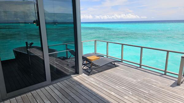 ...ins Meer. Eine Runde schwimmen vor dem Frühstück – warum nicht? Und wer nicht im Meer baden will, badet in der Wanne mit Blick auf das Wasser.