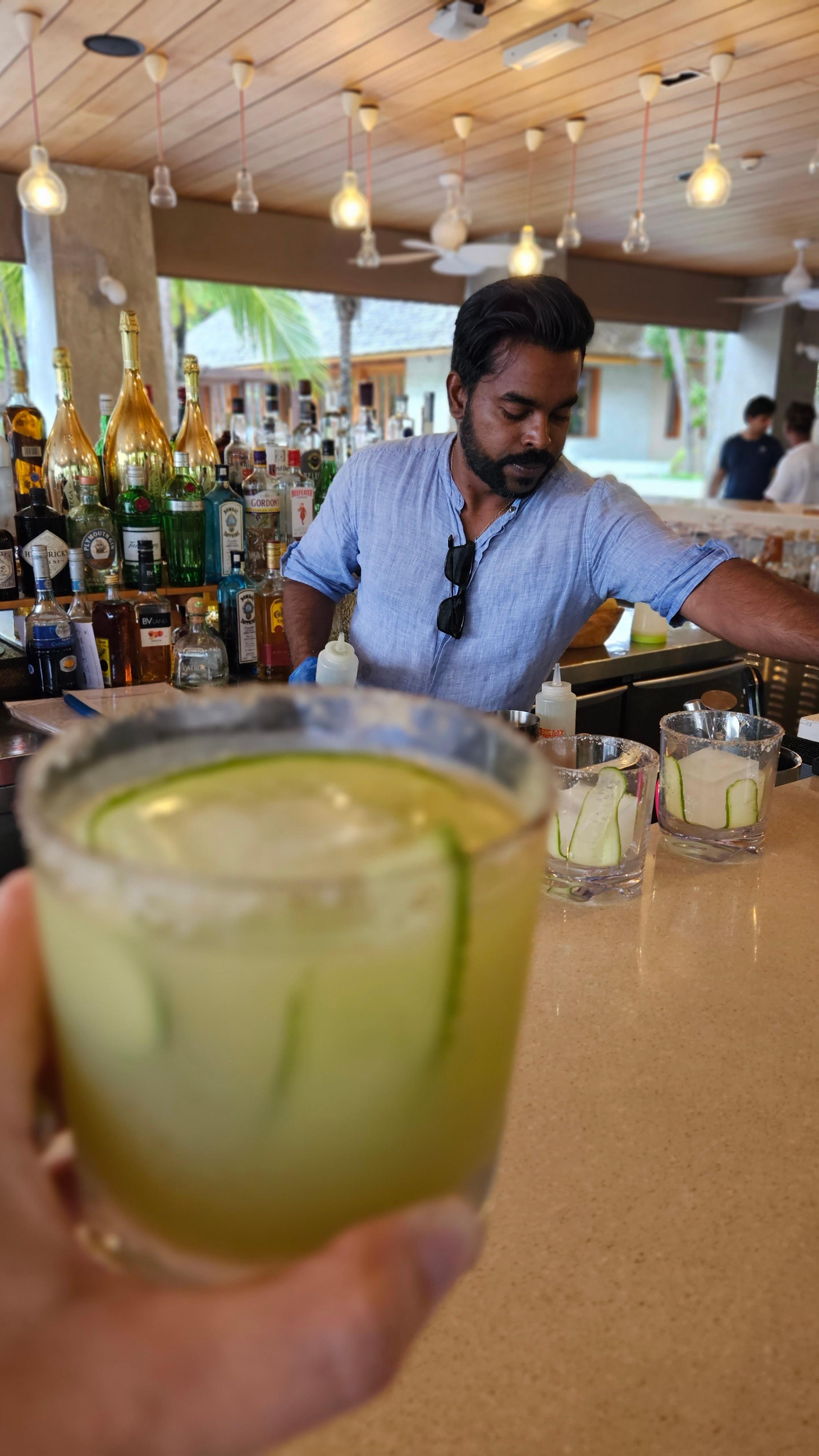 Die Einwohner der Malediven sind Muslime. Eigentlich ist Alkohol verboten. In den Hotels gibt es dennoch Wein und Spirituosen.