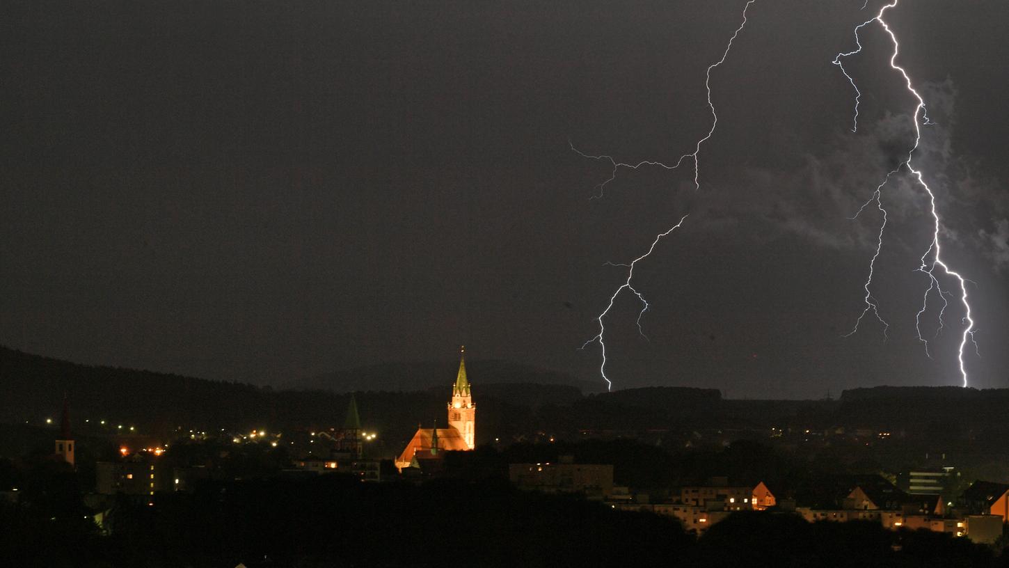 Beeindruckendes Schauspiel: Über Neumarkt zerrissen Blitz den nächtlichen Himmel. Beeindruckendes Schauspiel: Über Neumarkt zerrissen Blitz den nächtlichen Himmel.