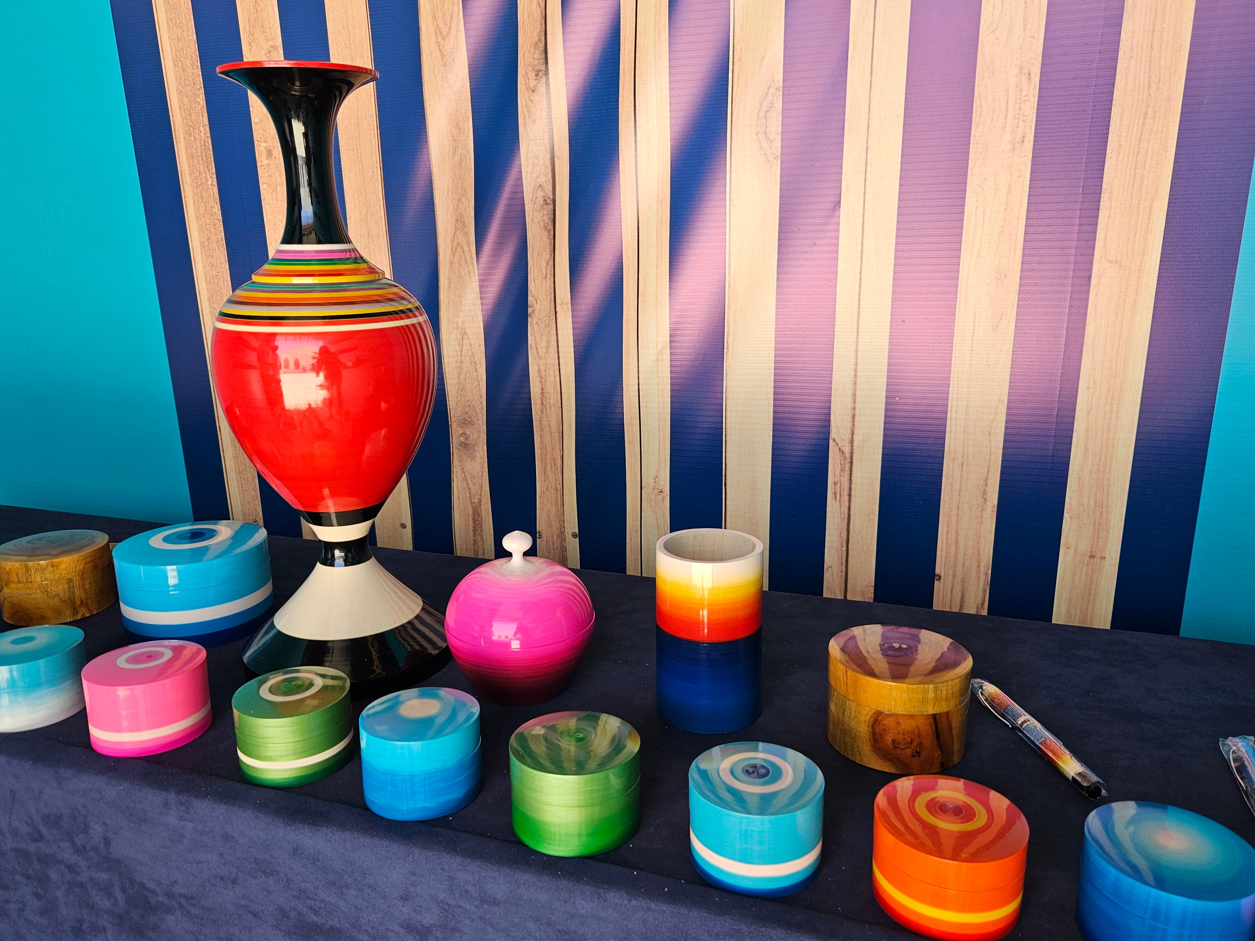 Aus Holz werden zunächst kleine Dosen gefertigt. Um diese vor Schmutz zu bewahren, erhalten sie eine Schutzschicht.